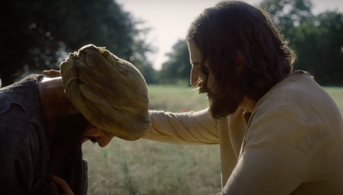 Kadr z serialu "The Chosen" - Jezus uzdrawia trędowatego
