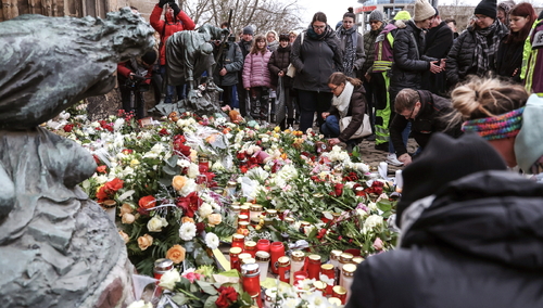 Ludzie opłakujący tragicznie zmarłych w ataku na jarmark bożonarodzeniowy 