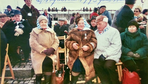 Na zdjęciu Więźniarki Auschwitz oraz Dziadek Konrad i autor tekstu [1991 r.]