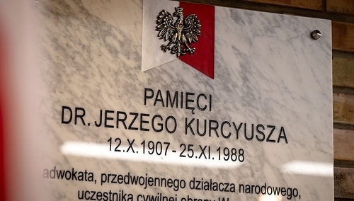 Tablica upamiętniająca mecenasa Jerzego Kurcyusza