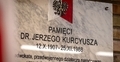 Tablica upamiętniająca mecenasa Jerzego Kurcyusza