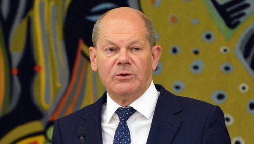 „Co jest nie tak z Olafem Scholzem?” Niemiecki poseł stawia za wzór Andrzeja Dudę