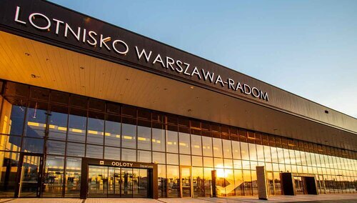 Wejście do nowego Lotniska Warszawa-Radom – zdjęcie ilustracyjne