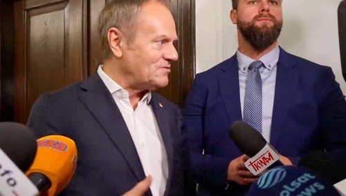 Donald Tusk pytany przez dziennikarzy