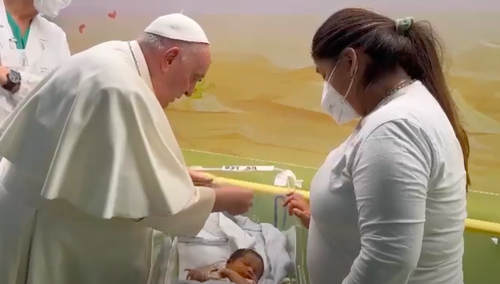 Papież Franciszek chrzci małego chłopczyka w Klinice Gemelli