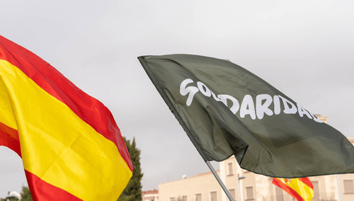 Flaga Hiszpanii i związku zawodowego "Solidaridad"