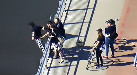 [wideo] Wstrząsające. 17-latka chciała skoczyć z mostu nad Wisłą. Złapano ją w ostatniej chwili