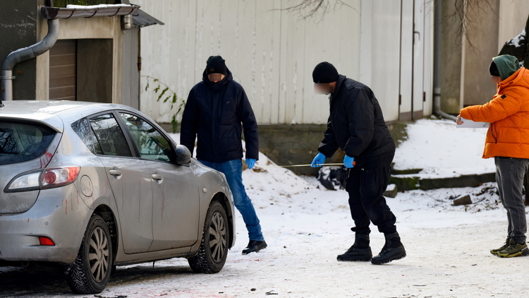 Policjanci pracują na miejscu napadu na ochroniarza na tyłach Kościoła pw. Wszystkich Świętych w Poznaniu