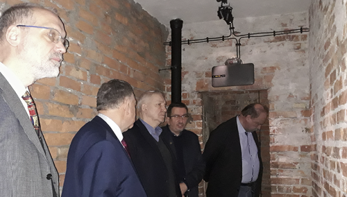 W piwnicach budynku IPN (na zdjęciu), który w czwartek zaatakował mężczyzna, są jeszcze wyryte inskrypcje polskich żołnierzy