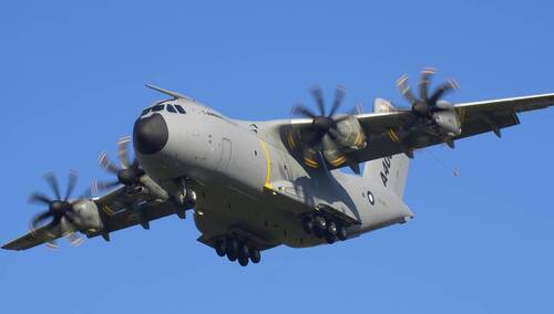 Drugi prototyp Airbusa A400M nad lotniskiem w Sewilli