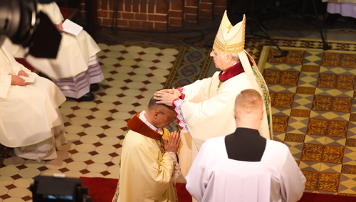 abp Salvatore Pennacchio i ks. Słąwomir Oder podczas sakry biskupiej