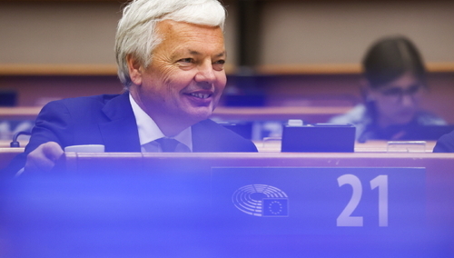 Komisarz KE Didier Reynders przysłuchuje się debacie w PE nt. Węgier