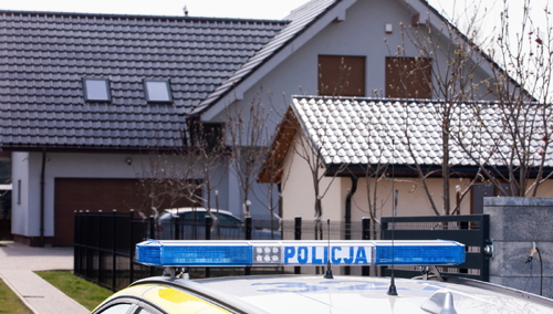Policja przed budynkiem mieszkalnym w Prusicach