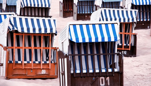 Zamknięte budki na plaży