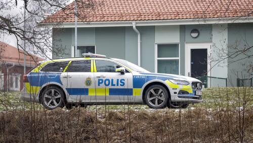 Szwedzka policja na miejscu strzelaniny w Orebro