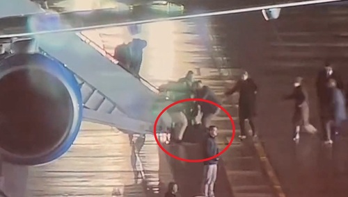 [WIDEO] Zamieszanie po lądowaniu Bidena na Okęciu. Członek delegacji spadł ze schodów z kilku metrów