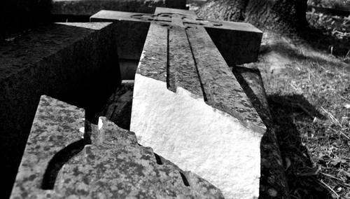 Pęknięty krzyż. Ilustracja poglądowa