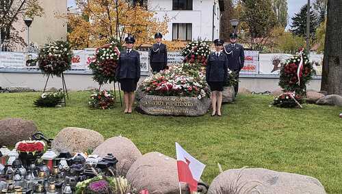 Warta honorowa przy grobie bł. ks. Jerzego Popiełuszki