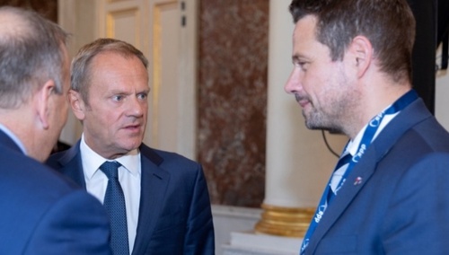 „Ucięli czas Tuskowi przez Trzaskowskiego”. „Wprost” ujawnia kulisy „spotkania” z Bidenem