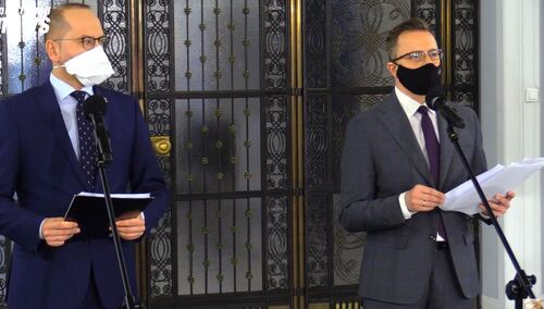 Kompromitacja Szczerby i Jońskiego! Pochwalili się, jak... rąbią drewno. "Tam powinno BHP wjechać zanim dojdzie do tragedii"