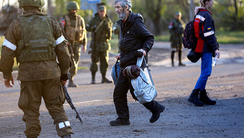 Ukraińscy jeńcy eskortowani przez milicję Donieckiej Republiki Ludowej