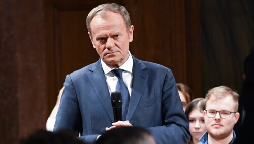Donald Tusk podczas spotkania z młodzieżą w Ratuszu Staromiejskim w Gdańsku