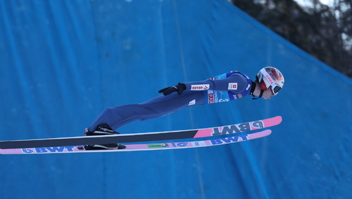 Polak Paweł Wąsek podczas kwalifikacji przed jutrzejszym konkursem Turnieju Czterech Skoczni w Innsbrucku