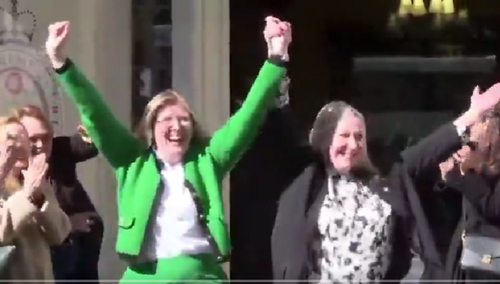 Radość kobiet po ogłoszeniu wyroku Sądu Najwyższego w Londynie 
