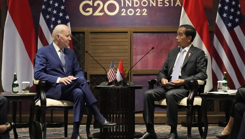 Prezydent USA Joe Biden z prezydentem Indonezji Joko Widodo przed szczytem G20 na Bali, 14 listopada 2022 r.