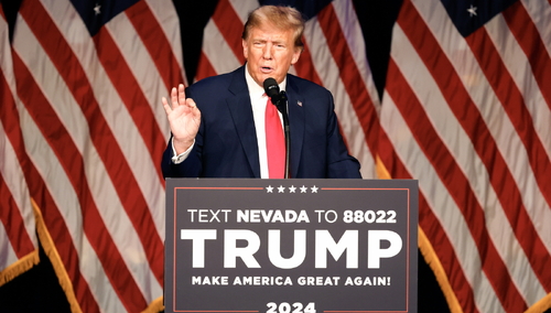 Były prezydent USA Donald J. Trump przemawia w Las Vegas. 08.02.2024 r.