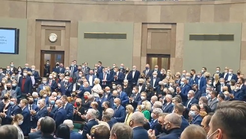 "Niektórzy nie widzą potrzeby, by podziękować". Posłowie bili brawo polskim funkcjonariuszom