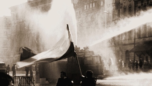 Starcia z oddziałami MO podczas manifestacji w czasie stanu wojennego - zdjęcie poglądowe