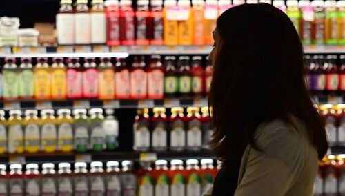 PKO BP: Podatek od sklepów wielkopowierzchniowych nie przełożył się istotnie na wzrost cen żywności