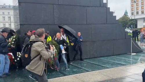 Prowokacja przed pomnikiem smoleńskim