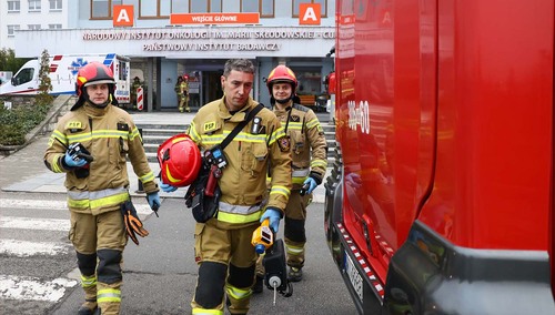 Służby ratunkowe przed siedzibą Narodowego Instytutu Onkologii