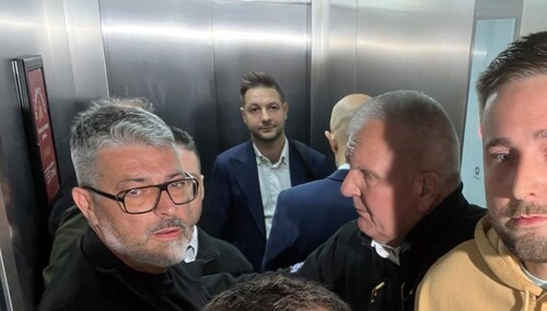 Patryk Jaki… uwięziony w windzie. „Nie chce nam wyjaśnić afery!” [FOTO]