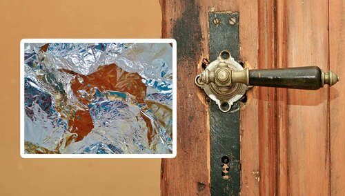 Dlaczego ludzie owijają klamkę folią aluminiową?