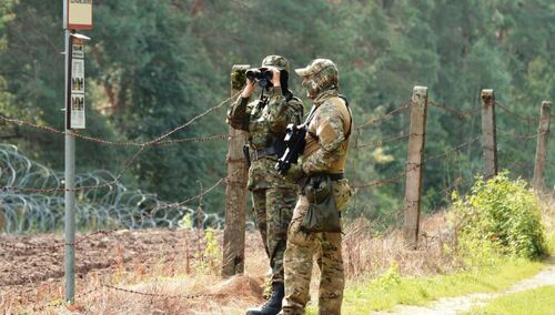 [FOTO] „Białorusini budują specjalną infrastrukturę, by przepchnąć migrantów do Polski”. Szef MON publikuje zdjęcia