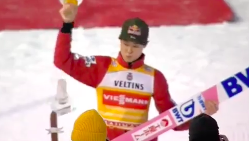 „Poznał słynną niemiecką jakość”. Kobayashi usiłował wznieść puchar po zwycięstwie w Ga-Pa, aż tu nagle… [WIDEO]