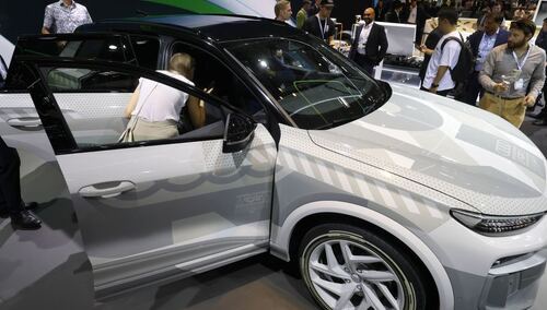 Dziennikarze oglądają Audi Q6 e-tron podczas International Motor Show