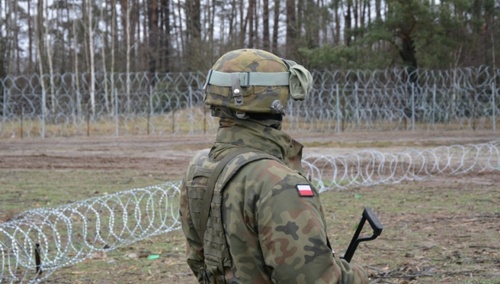 Polski żołnierz na granicy polsko-białoruskiej 