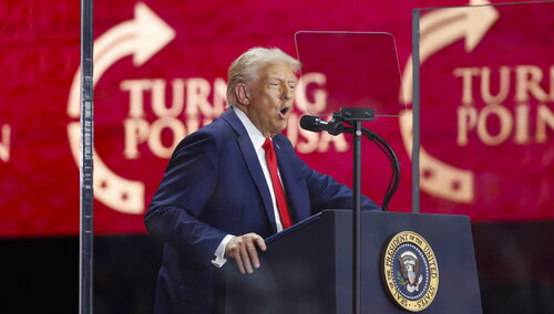 Prezydent USA Donald Trump przemawia na pogrzebie Charliego Kirka