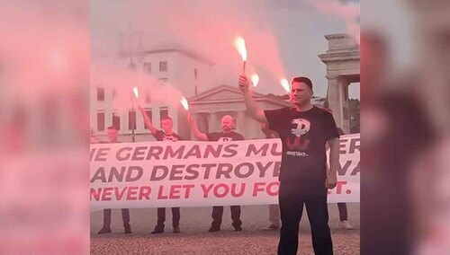 1 sierpnia o 17:00 Mentzen wraz z grupą polityków upamiętnił Powstanie Warszawskie pod Bramą Brandenburską