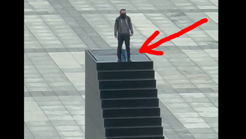 Mężczyzna na Pomniku Smoleńskim