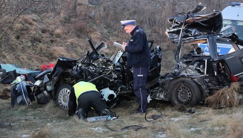Michałów, 18.01.2022. Miejsce zderzenia samochodu osobowego z pociągiem na niestrzeżonym przejeździe kolejowym w miejscowości Michałów (gm. Kutno)