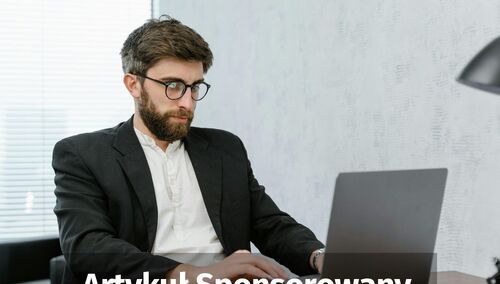 Mężczyzna przy komputerze