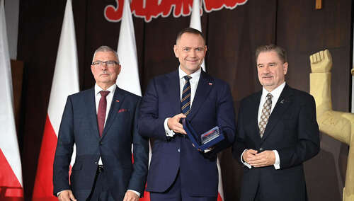 Trzech mężczyzn z flagami biało-czerwonymi w tle