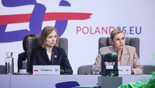 Od prawej: Barbara Nowacka, Ada Guźniczak 