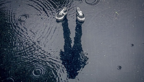 Buty. Deszcz. Kałuża