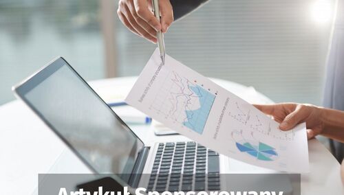 Wykres ekonomiczny na wydrukowanej kartce oraz laptop